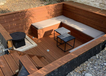 Bankkissen nach Maß für eine tiefergelegte Terrasse in der Farbe Sunbrella Taupe Chiné Bankkissen nach Maß für eine tiefergelegte Terrasse in der Farbe Sunbrella Taupe Chiné