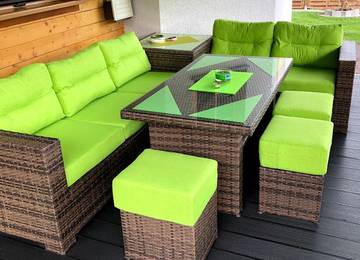 Rattan Gartengarnitur mit farbenfrohen Lounge-Sitzkissen Rattan Gartengarnitur mit farbenfrohen Lounge-Sitzkissen