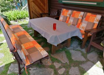 Hochlehner Auflagen, Bankauflage mit Rücklehne nach Maß in der Farbe Orange Fern mit Tischdecke in der Farbe Uni-Living Grey