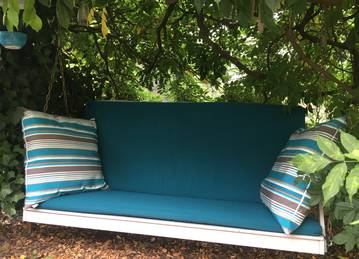 Bankauflage mit Rücklehne nach Maß für Hollywoodschaukel in der Farbe Sunbrella Charron und Zierkissen in der Farbe Stripy Turquoise Bankauflage mit Rücklehne nach Maß für Hollywoodschaukel in der Farbe Sunbrella Charron und Zierkissen in der Farbe Stripy Turquoise