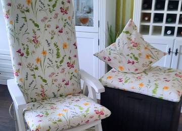 Hochlehner/Niedriglehner Auflage nach Maß in der Farbe Meadowy Flowers mit farblich passendem Zierkissenbezug und Sitzkissen Hochlehner/Niedriglehner Auflage nach Maß in der Farbe Meadowy Flowers mit farblich passendem Zierkissenbezug und Sitzkissen