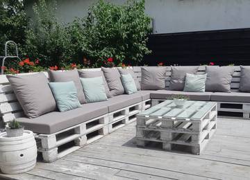Maßgefertigte Paletten Sitzkissen mit farblich passenden Zierkissen für Gartengarnitur in der Farbe Uni-Living Grey