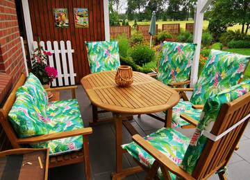 Bankauflage mit Zierkissen und Hochlehner Auflagen mit Saumrand für Terrasse in der Farbe Borneo Lagon
