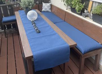 Bankauflagen mit Tischläufer in der Farbe Monaco Blu und Zierkissen in der Farbe Nami Marine