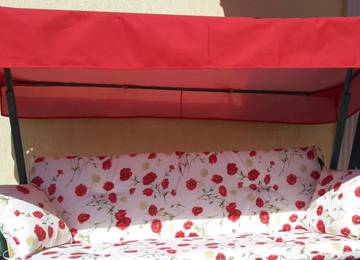 Hollywoodschaukel-Dach 130x220cm in der Farbe Uni-Living Red mit passenden Hollywoodschaukel-Auflagenset 170x50x8cm in der Farbe Poppy
