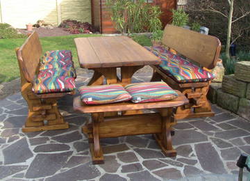 Gartenbankauflage in der Farbe Kenya Rouge mit farblich passenden Sitzkissen 